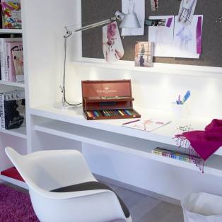 26b_Mein Atelier_Schreibtisch.jpg