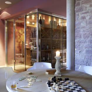 07_Weinlounge_Tisch und Weinkabinett.jpg