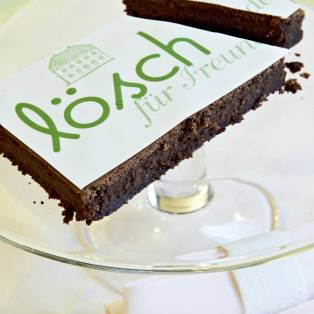 32_Kuchen mit Logo.jpg