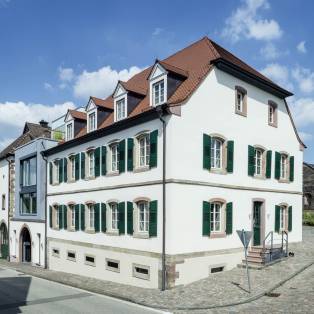 04_Außenansicht mit Kirchturm 1.jpg