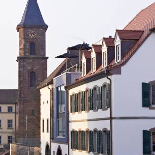 01_Außenansicht mit Kirchturm.jpg